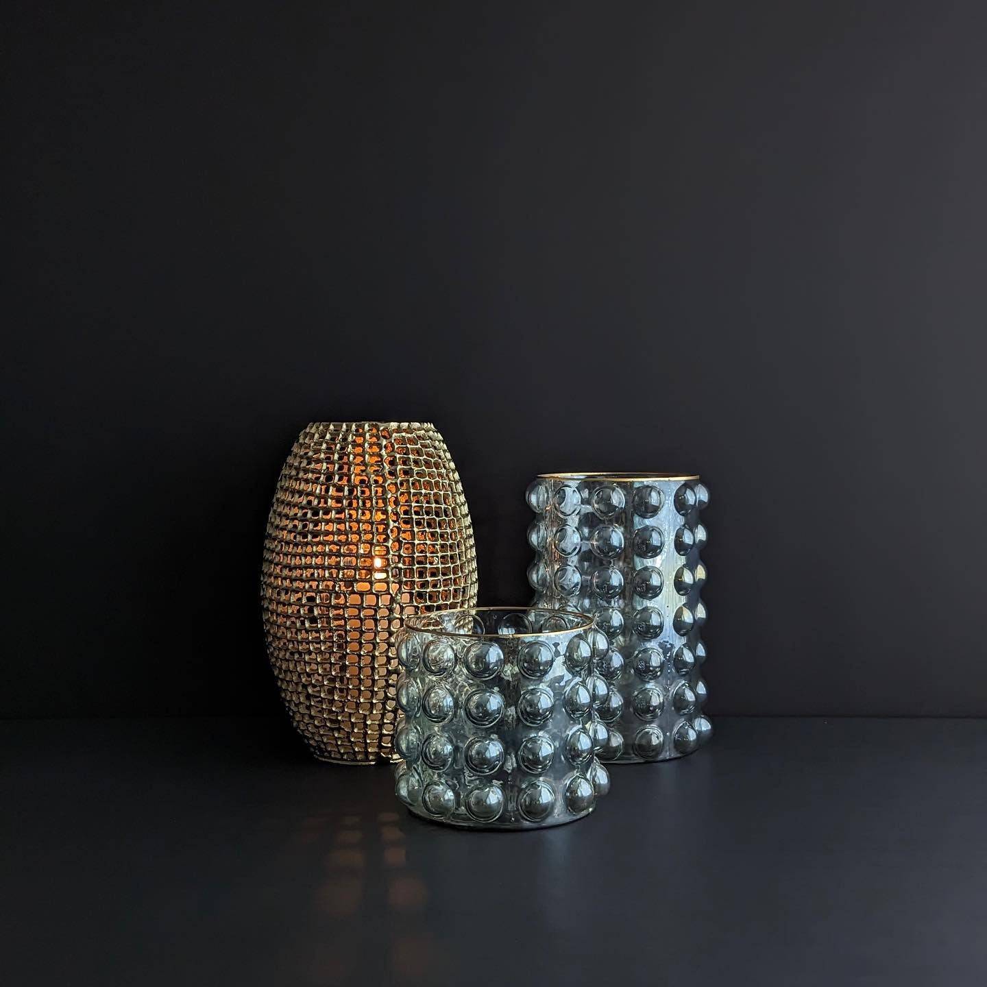 Lionelle | Windlicht Vase aus Aluminium gold mit Netzmuster gross Ø 25cm x H 39cm Kerzenlicht von Light & Living