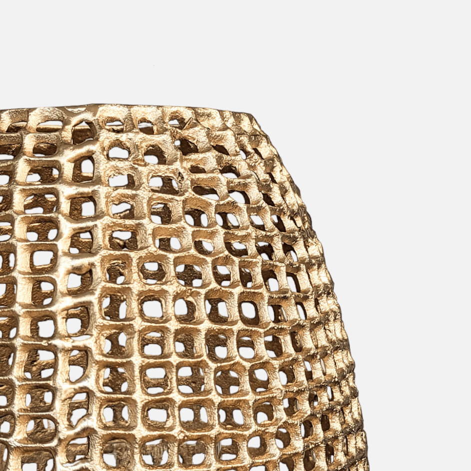 Lionelle | Windlicht Vase aus Aluminium gold mit Netzmuster gross Ø 25cm x H 39cm Kerzenlicht von Light & Living