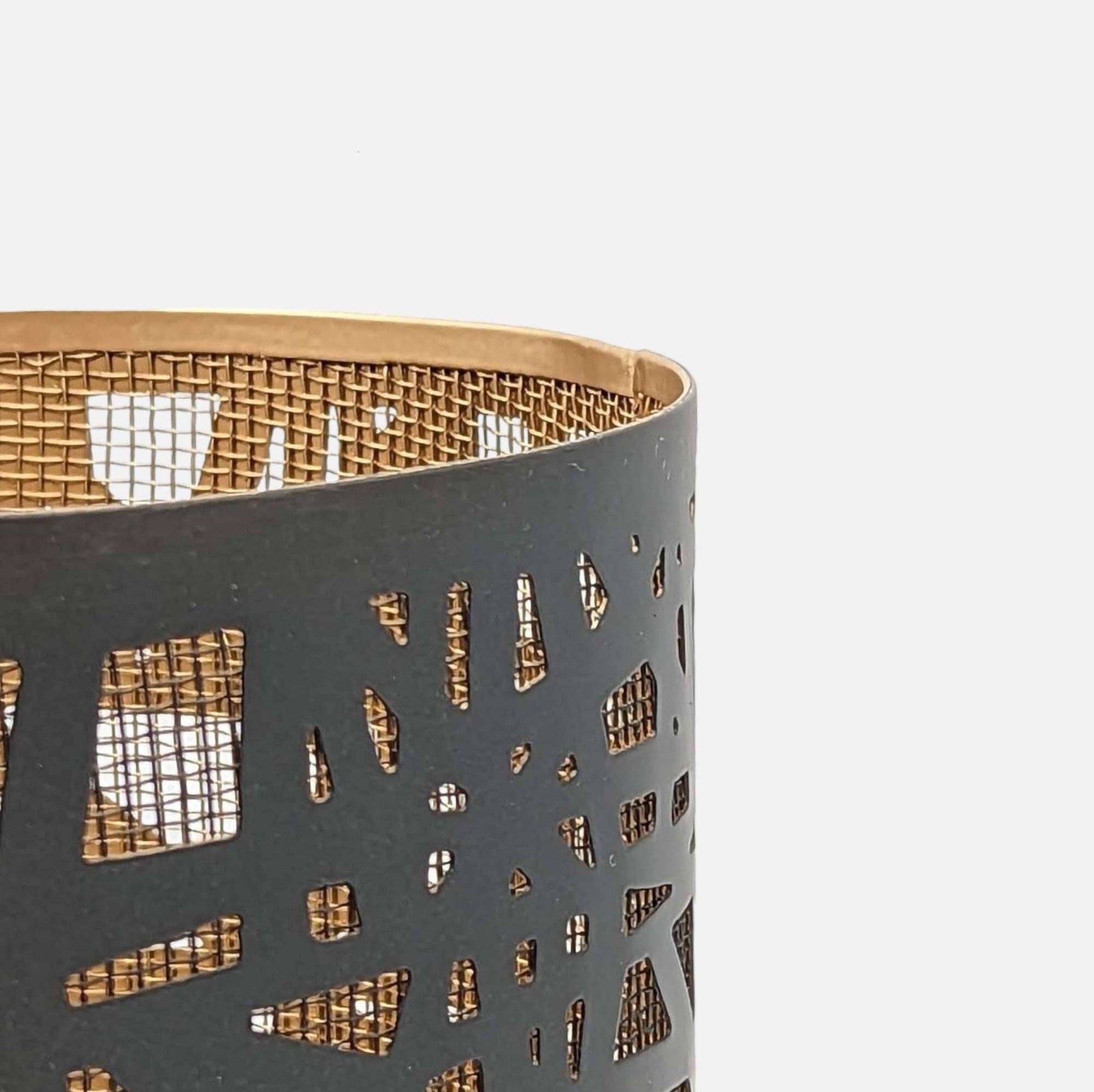 Manon | Windlicht aus Zink mit Netzwerkmuster schwarz gold klein Ø 10.2cm x H 10.5cm Kerzenlicht von Dekocandle