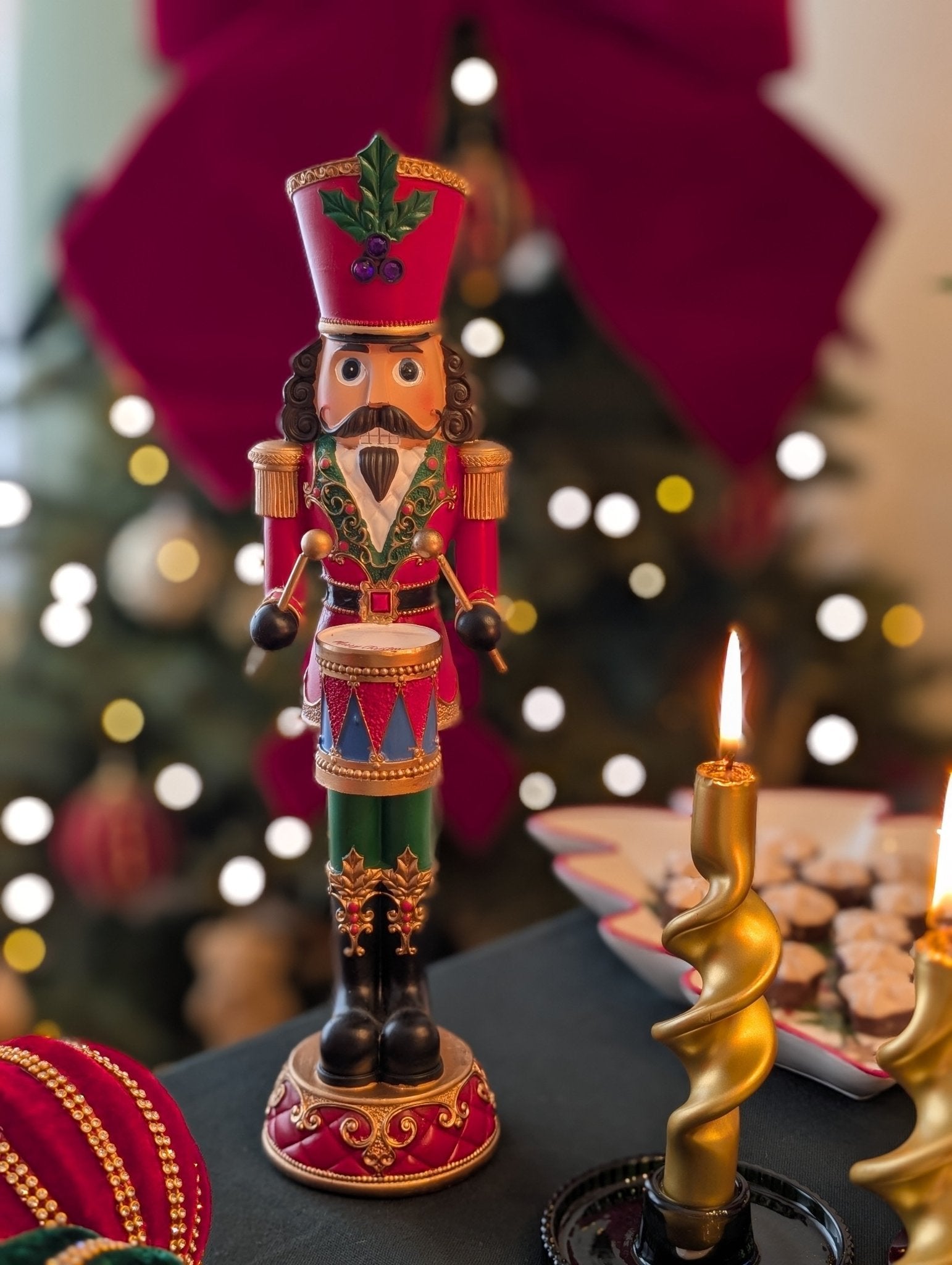 Nussknacker Figur in Rot Grün Gold, H 35cm, Weihnachtsdeko klassisch Dekoration von EDG