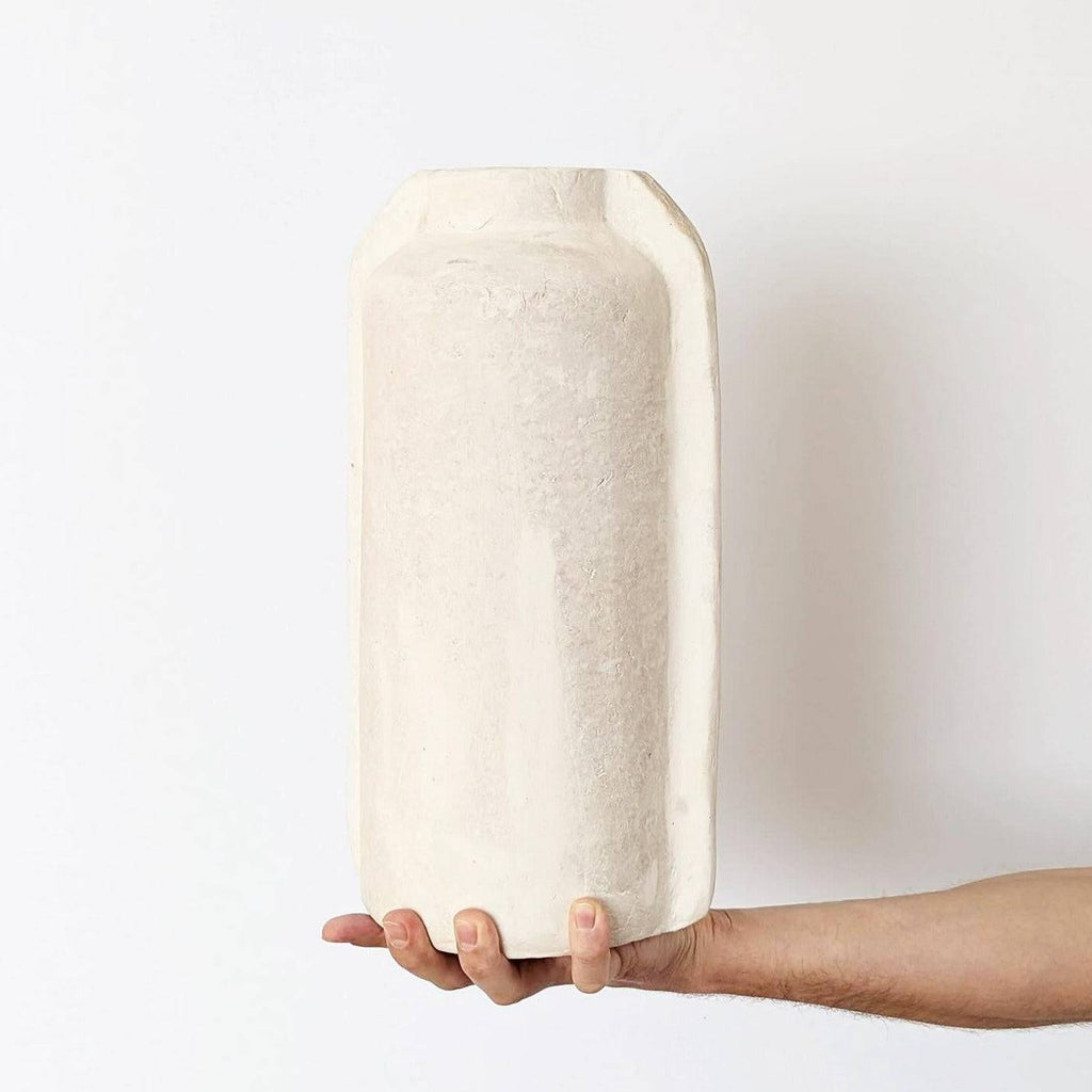 Pappmachévase, handgefertigte Vase aus recyceltem Papier, beige-crème, Unikat, B 18 cm × H 35 cm – von Affari of Sweden