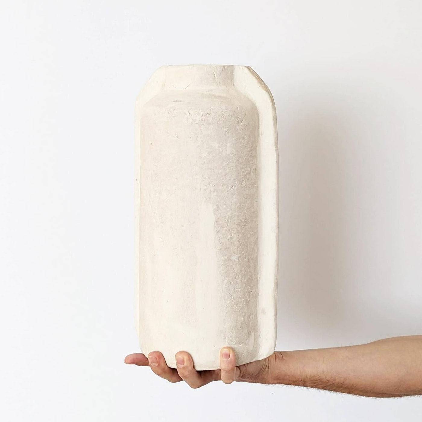 Pappmachévase, handgefertigte Vase aus recyceltem Papier, beige-crème, Unikat, B 18 cm × H 35 cm – von Affari of Sweden