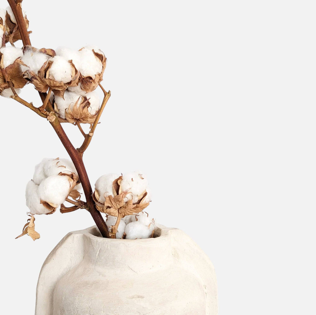 Pappmachévase, handgefertigte Vase aus recyceltem Papier, beige-crème, Unikat, B 18 cm × H 35 cm – von Affari of Sweden