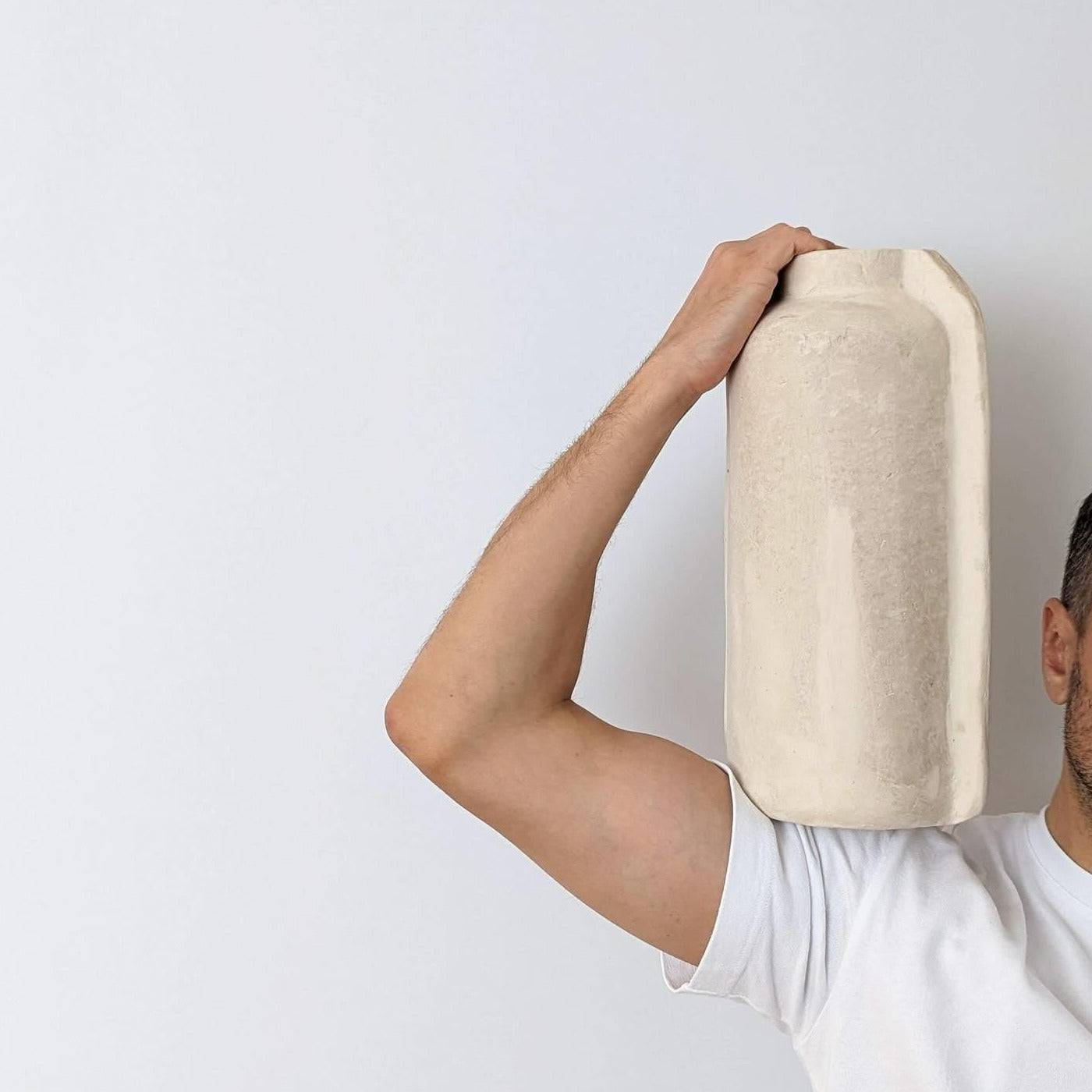 Pappmachévase, handgefertigte Vase aus recyceltem Papier, beige-crème, Unikat, B 18 cm × H 35 cm – von Affari of Sweden