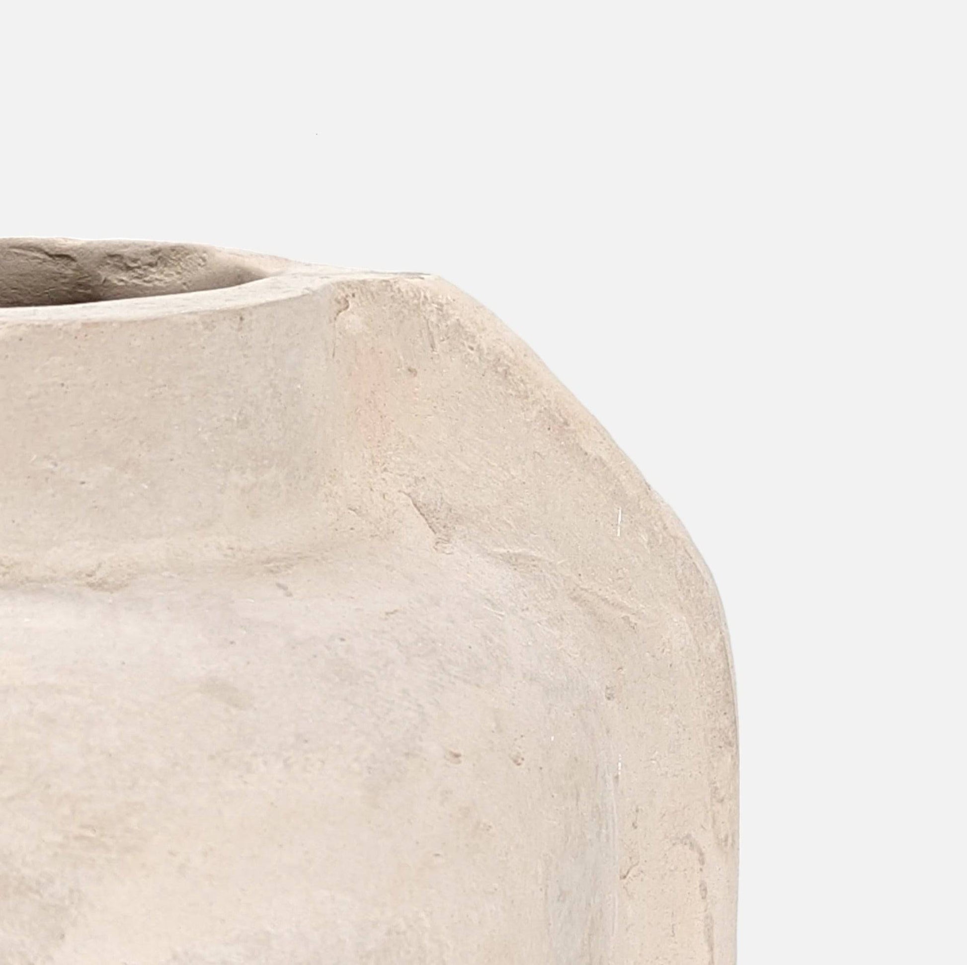 Pappmachévase, handgefertigte Vase aus recyceltem Papier, beige-crème, Unikat, B 18 cm × H 35 cm – von Affari of Sweden
