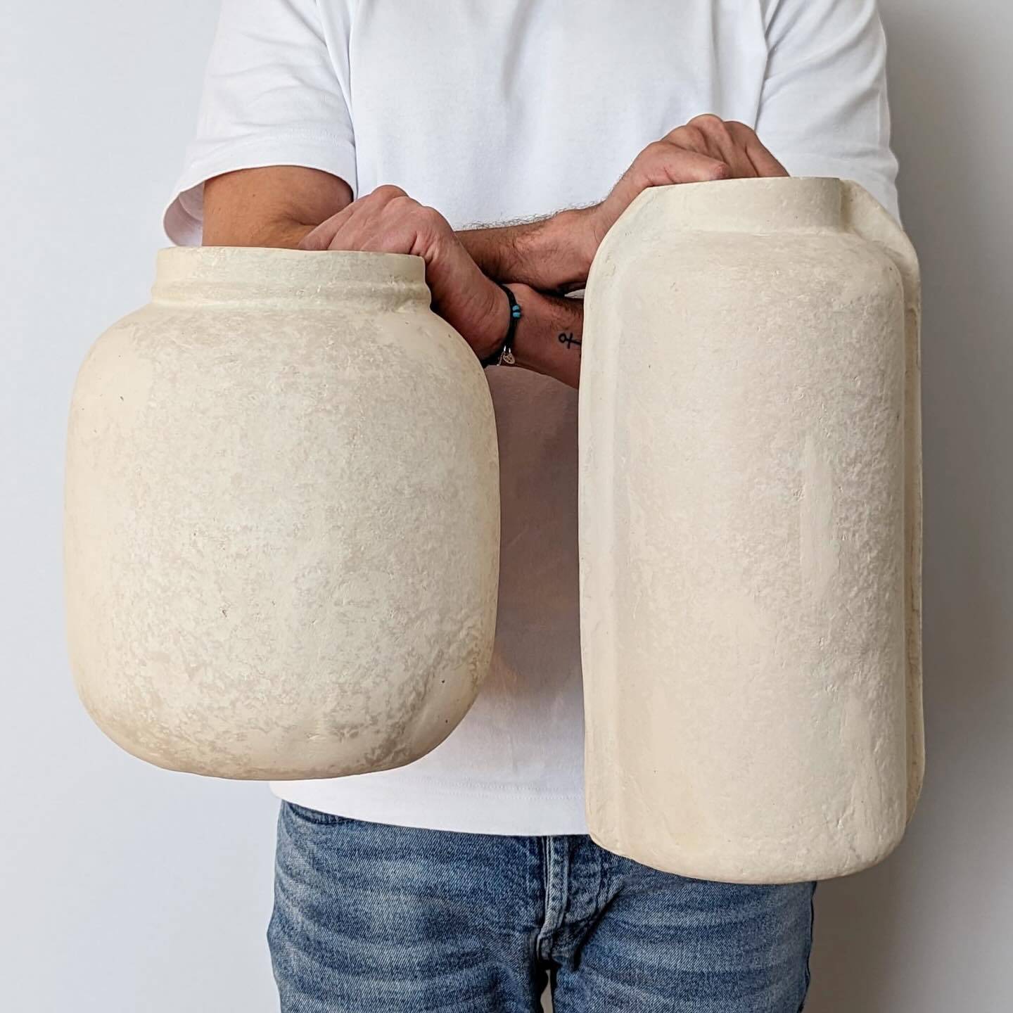 Pappmachévase, handgefertigte Vase aus recyceltem Papier, beige-crème, Unikat, B 18 cm × H 35 cm – von Affari of Sweden
