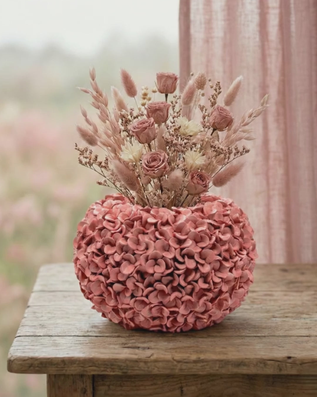 Video mit Zoom auf Hortensienvase Rosa Koralle auf Holztisch