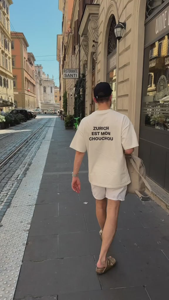 Video Off White Oversized T-Shirt «Zurich Est Mon Chouchou» mit kleinem Frontprint und grossem schwarzem Rückendruck