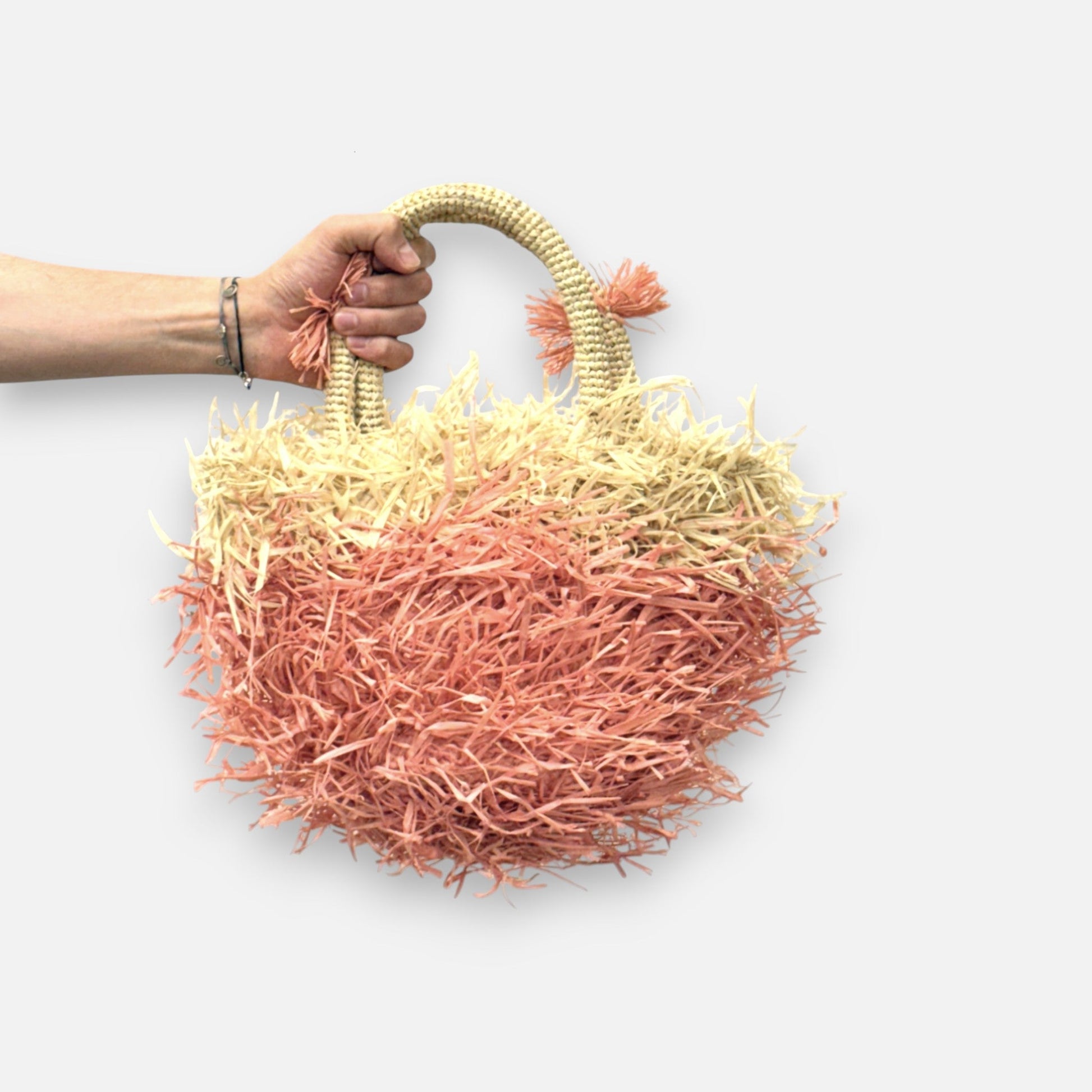 Raffia - Tasche mit Fransen in Korallrosa - Naturbeige, handgefertigte Sommer - Henkeltasche Taschen von Sans - Arcidet Paris