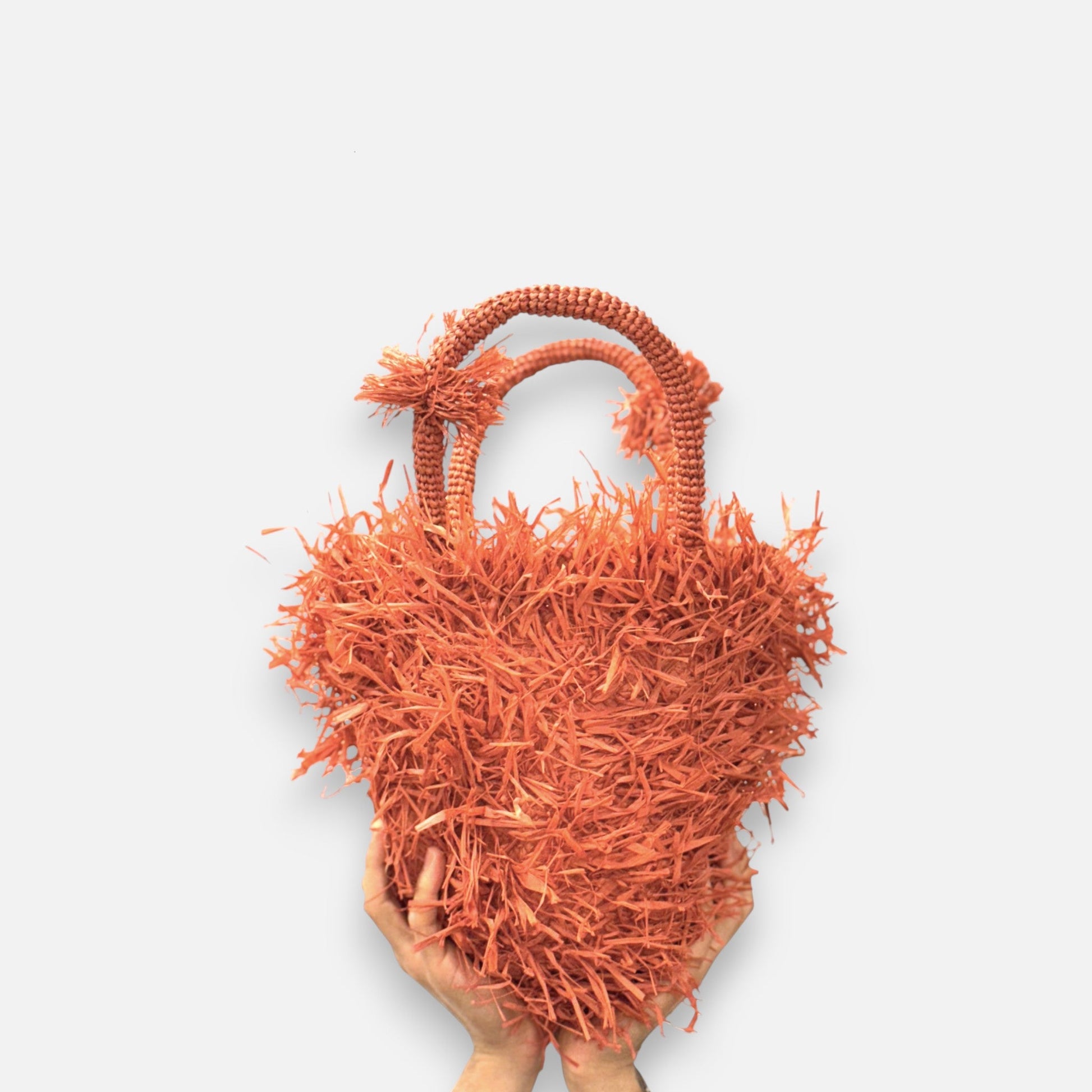 Raffia - Tasche mit Fransen in Korallrot, handgefertigte Sommer - Henkeltasche Taschen von Sans - Arcidet Paris