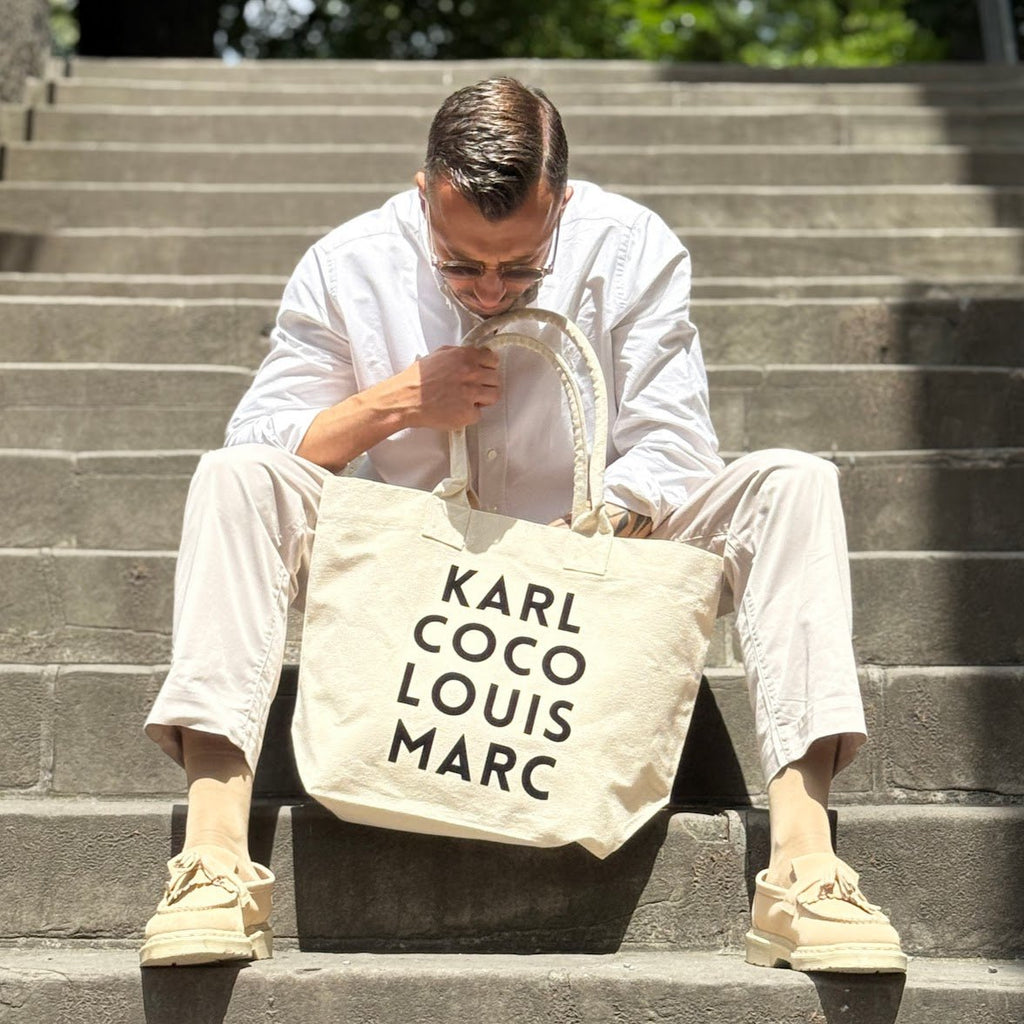 Shopping Bag, Einkaufstasche aus Baumwolle, beige, mit Schriftzug „Karl, Coco, Louis, Marc“, 45 × 37 cm – von Kiss Couture