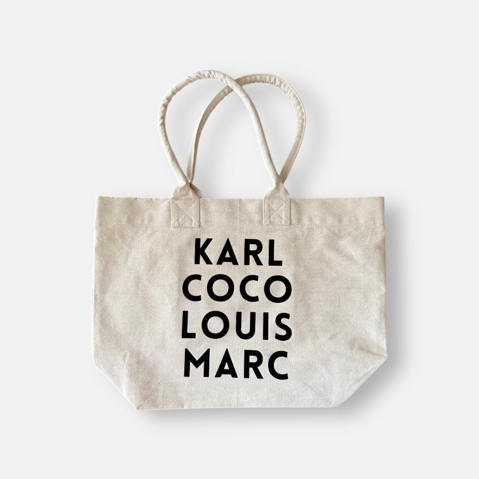 Shopping Bag, Einkaufstasche aus Baumwolle, beige, mit Schriftzug „Karl, Coco, Louis, Marc“, 45 × 37 cm – von Kiss Couture