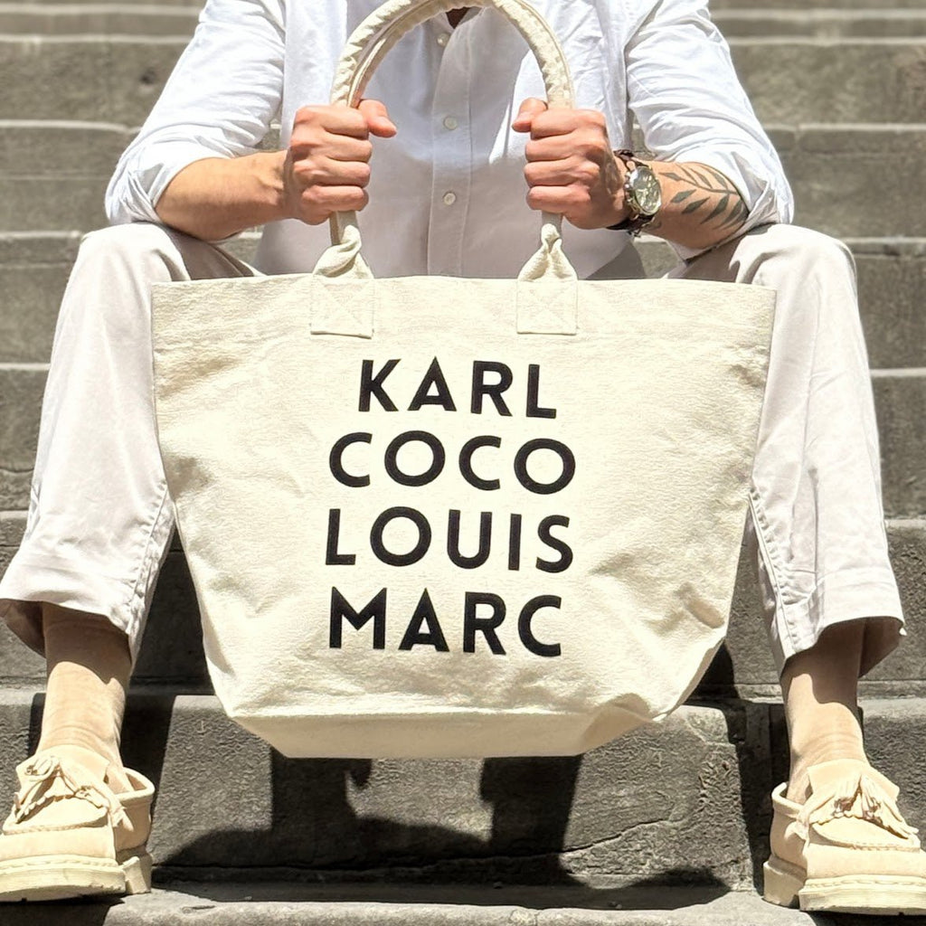 Shopping Bag, Einkaufstasche aus Baumwolle, beige, mit Schriftzug „Karl, Coco, Louis, Marc“, 45 × 37 cm – von Kiss Couture