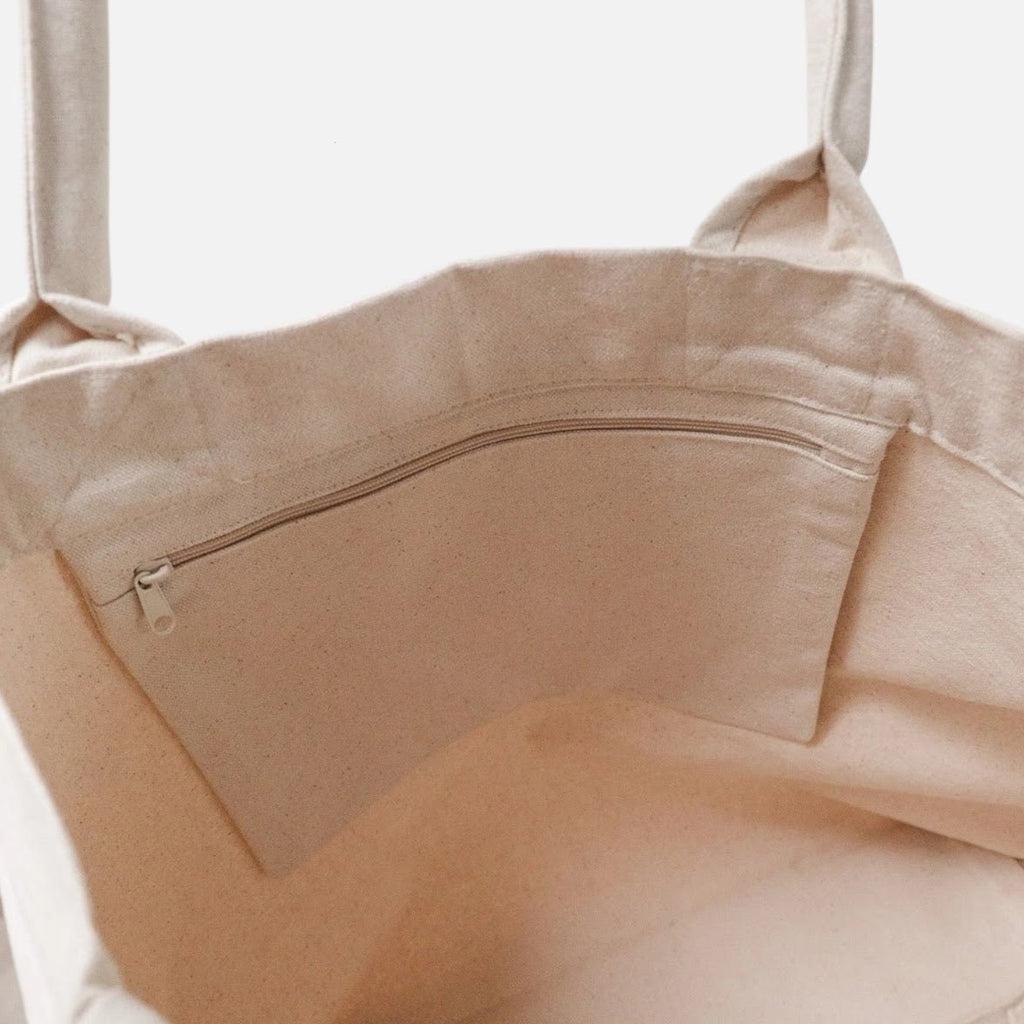 Shopping Bag, Einkaufstasche aus Baumwolle, beige, mit Schriftzug „Karl, Coco, Louis, Marc“, 45 × 37 cm – von Kiss Couture