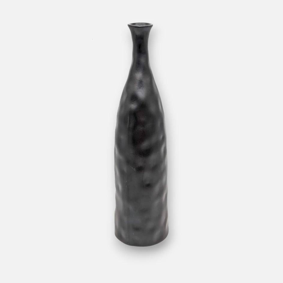 Steingutvase, Dekovase aus Steingut, schmal, matt schwarz, gewellte Flaschenform, B 12 cm × H 45 cm – von Affari of Sweden