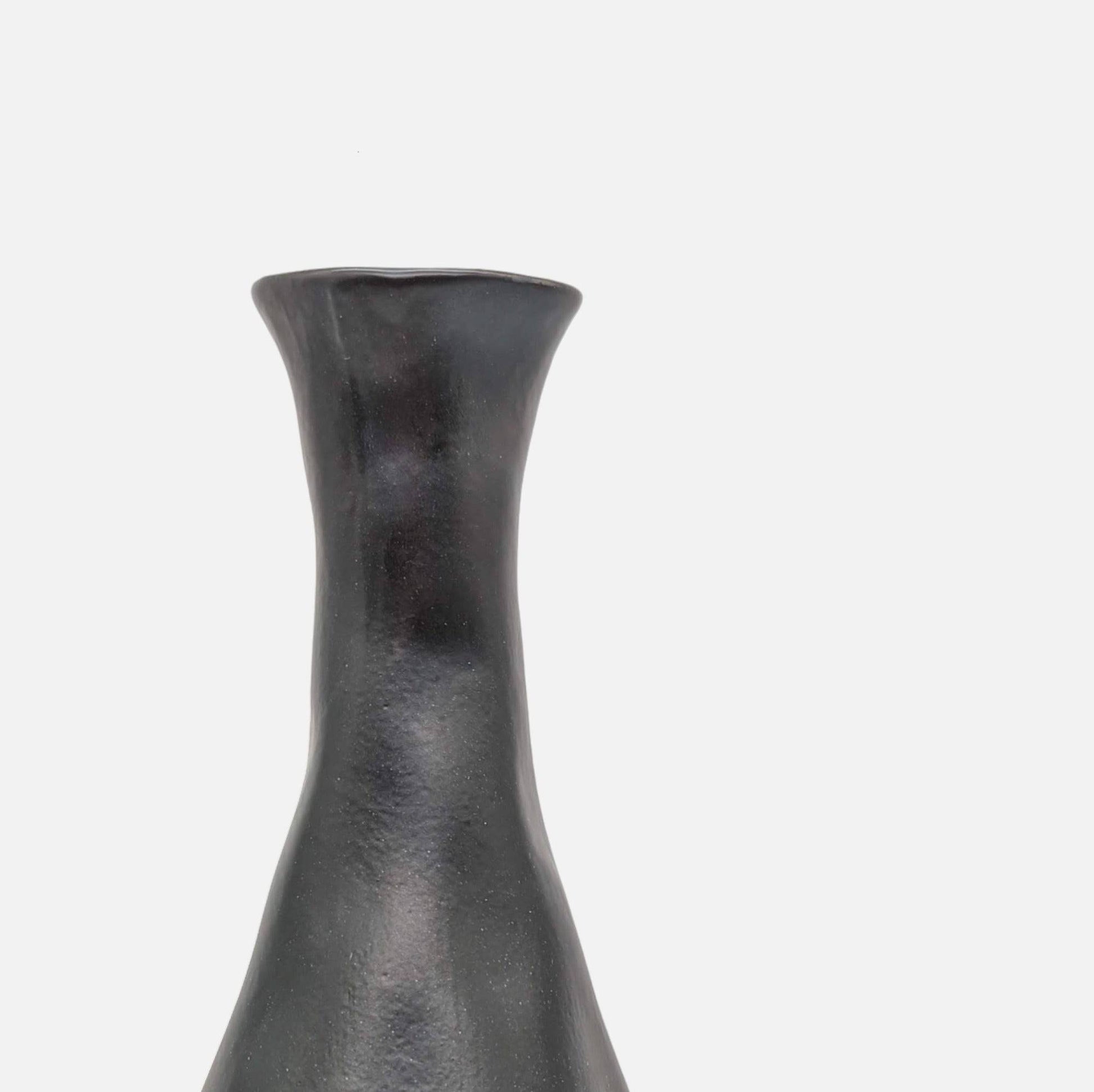 Steingutvase, Dekovase aus Steingut, schmal, matt schwarz, gewellte Flaschenform, B 12 cm × H 45 cm – von Affari of Sweden