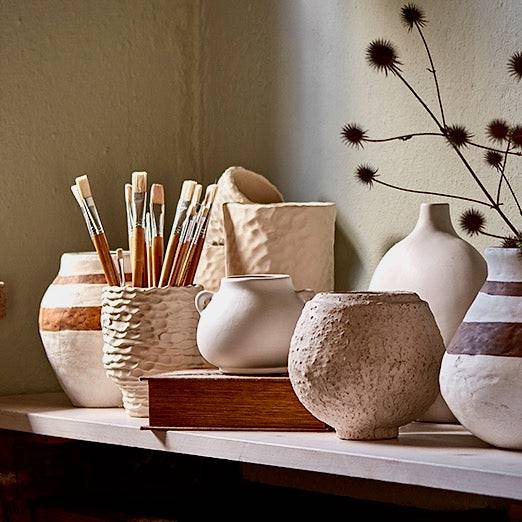 Steingutvase, Dekovase aus Steingut weiss Henkel B 17.5cm x H 13.5cm | Roi Vasen von Affari of Sweden