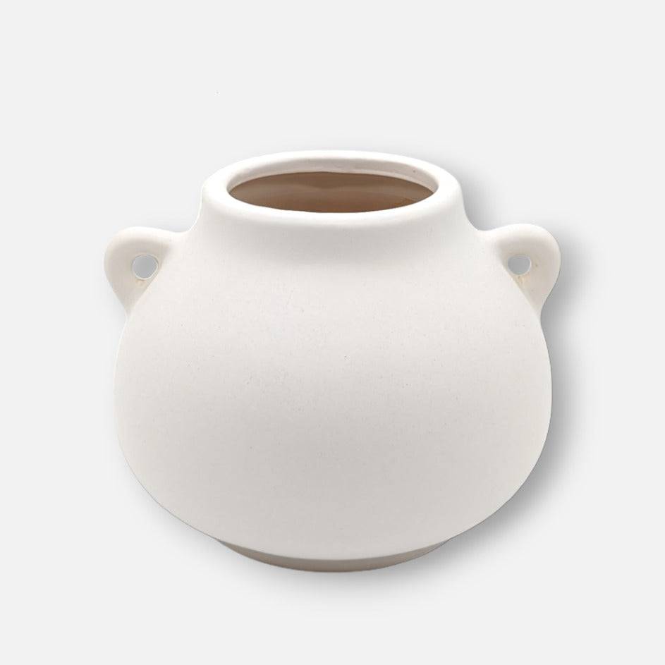 Steingutvase, Dekovase aus Steingut weiss Henkel B 17.5cm x H 13.5cm | Roi Vasen von Affari of Sweden