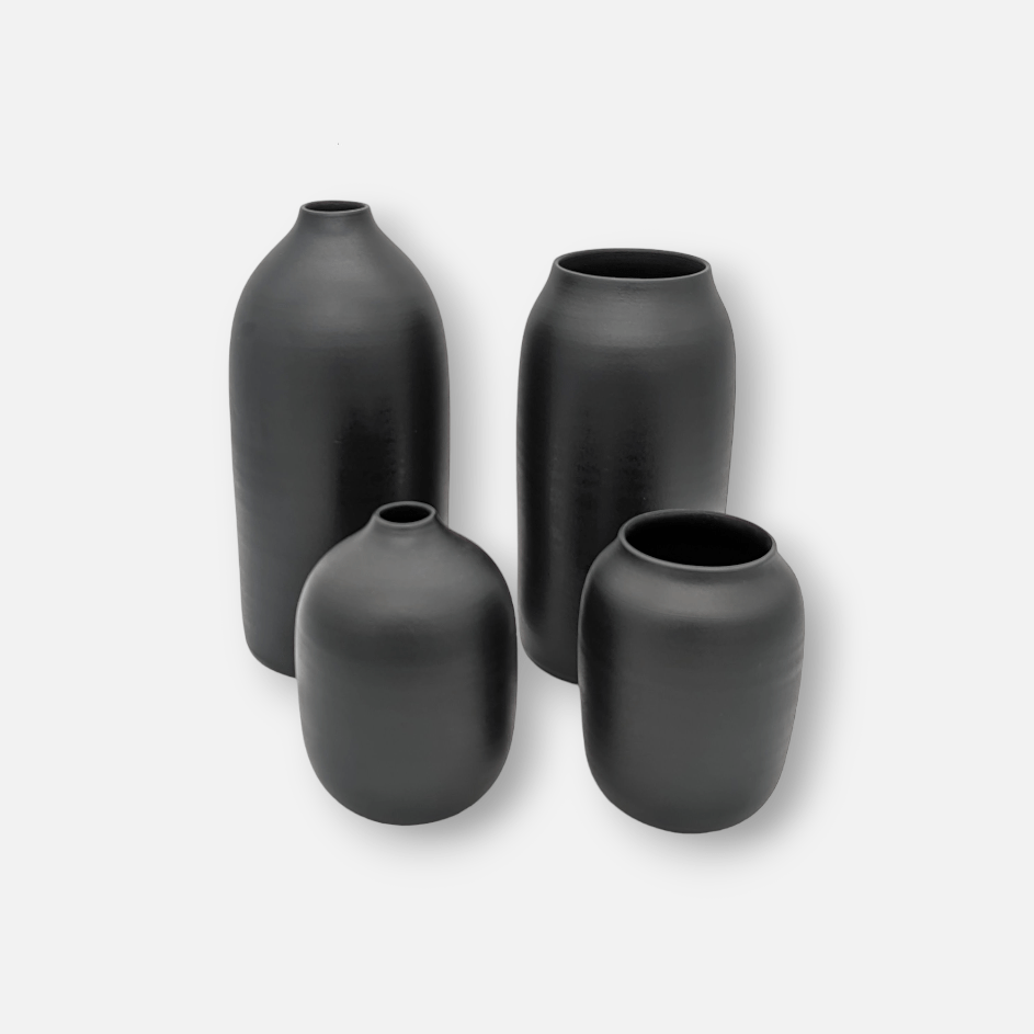 Steingutvase, Dekovase, Tonvase aus Steingut handgefertigt Portugal schwarz matt schlicht Ø 3 cm × H 28 cm von O Cactuu