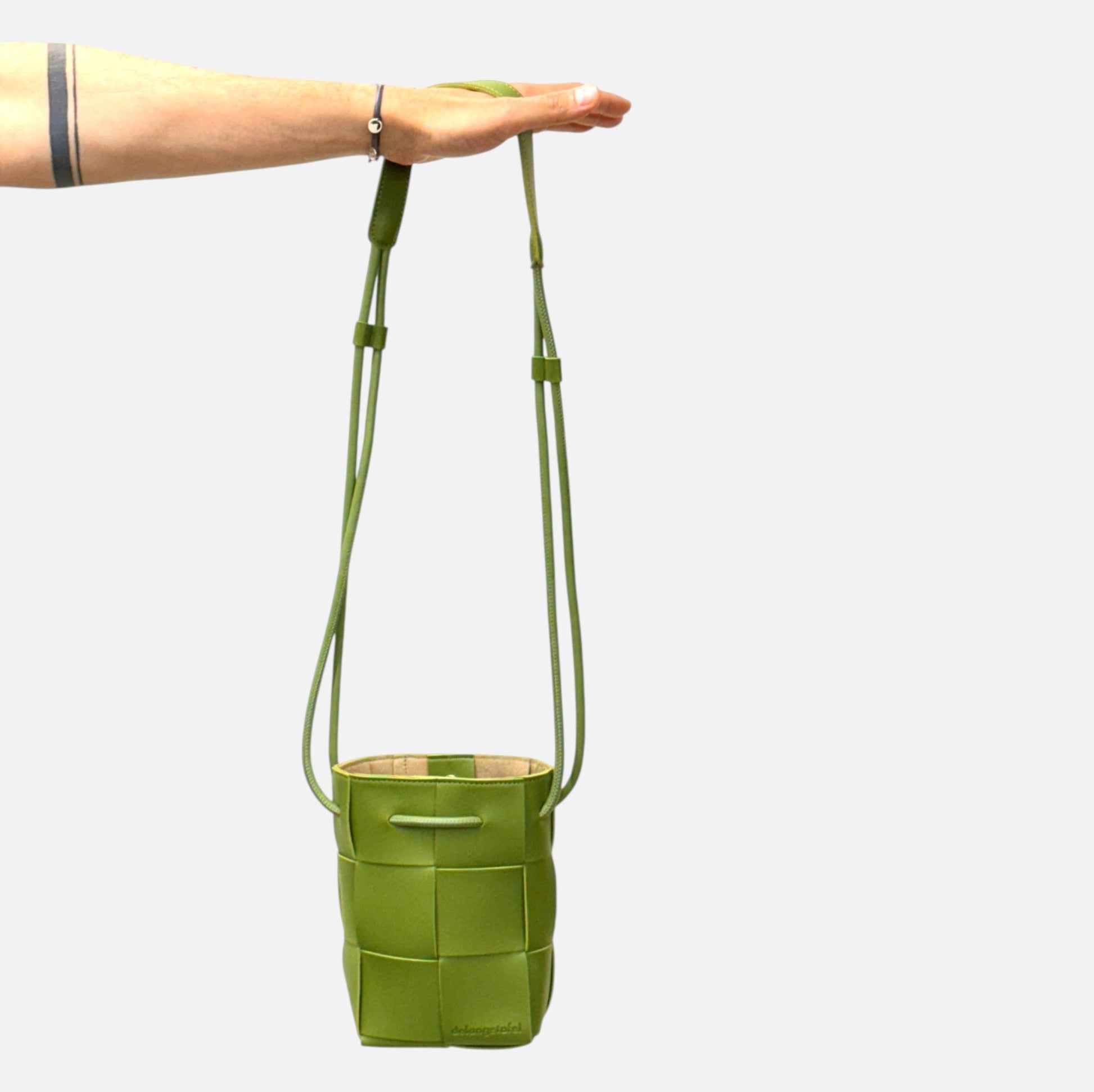 Tasche aus veganem Leder in Olivgrün mit Flechtmuster, H 20cm B 15cm Taschen von De Lange Tafel