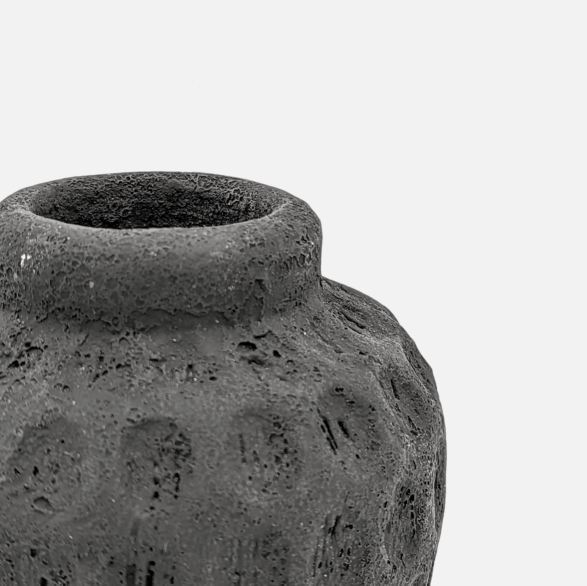 Terrakottavase, Dekovase aus Terakotta handgefertigt schwarz matt mit Erdbeermuster B 13 cm × H 14 cm von Bazar Bizar