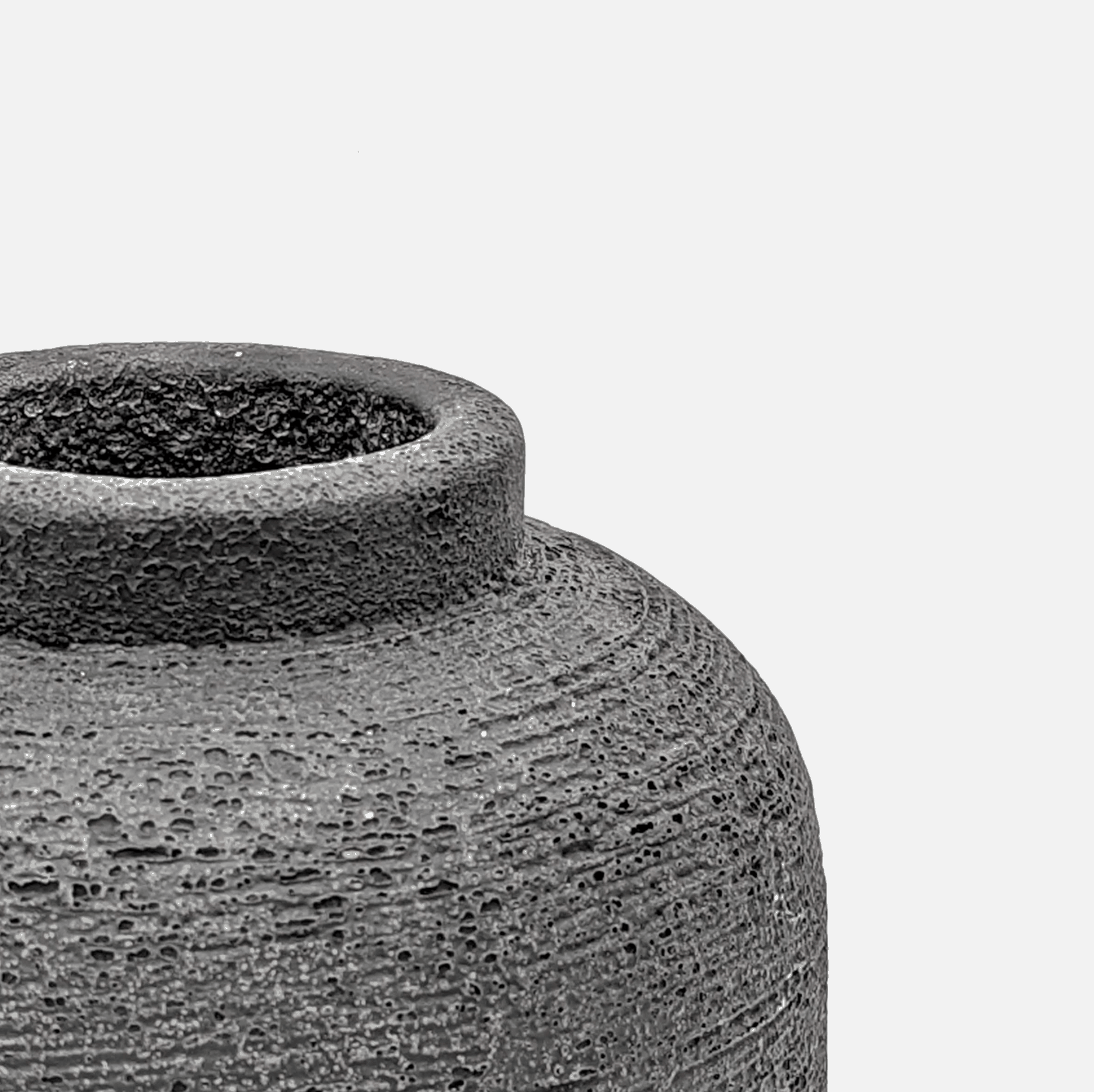 Terrakottavase, Dekovase aus Terrakotta handgefertigt schwarz matt mit rauer Struktur B 19 cm × H 23 cm von Bazar Bizar