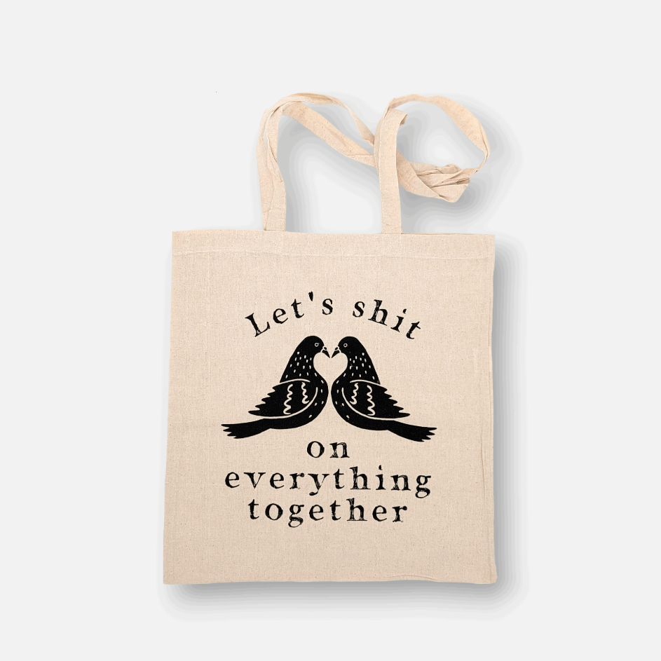 Tote Bag, Einkaufstasche aus Baumwolle beige, mit Schriftzug „Let's shit on everything together.“ – von Typealive