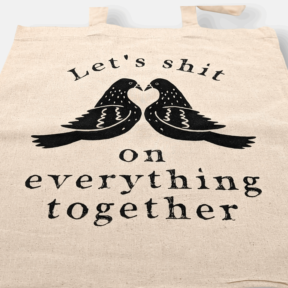 Tote Bag, Einkaufstasche aus Baumwolle beige, mit Schriftzug „Let's shit on everything together.“ – von Typealive