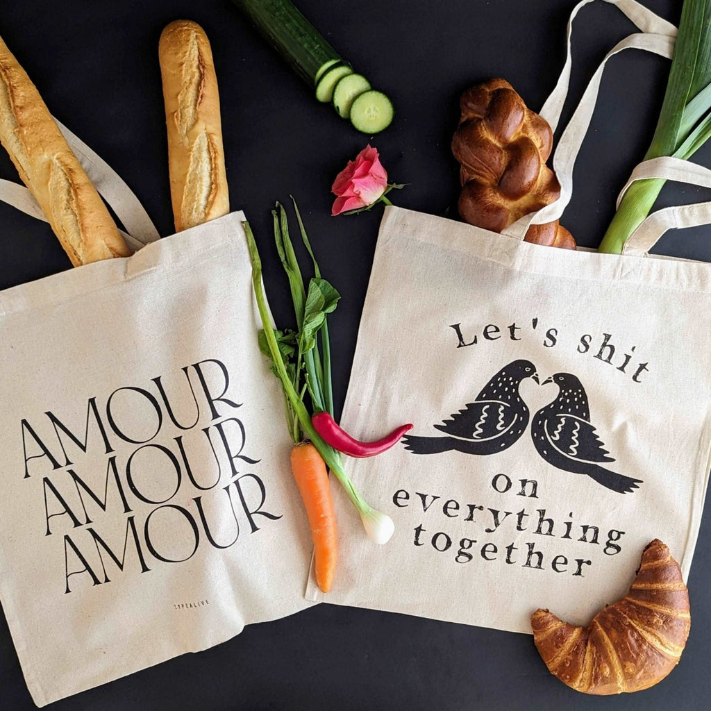 Tote Bag, Einkaufstasche aus Baumwolle beige, mit Schriftzug „Let's shit on everything together.“ – von Typealive
