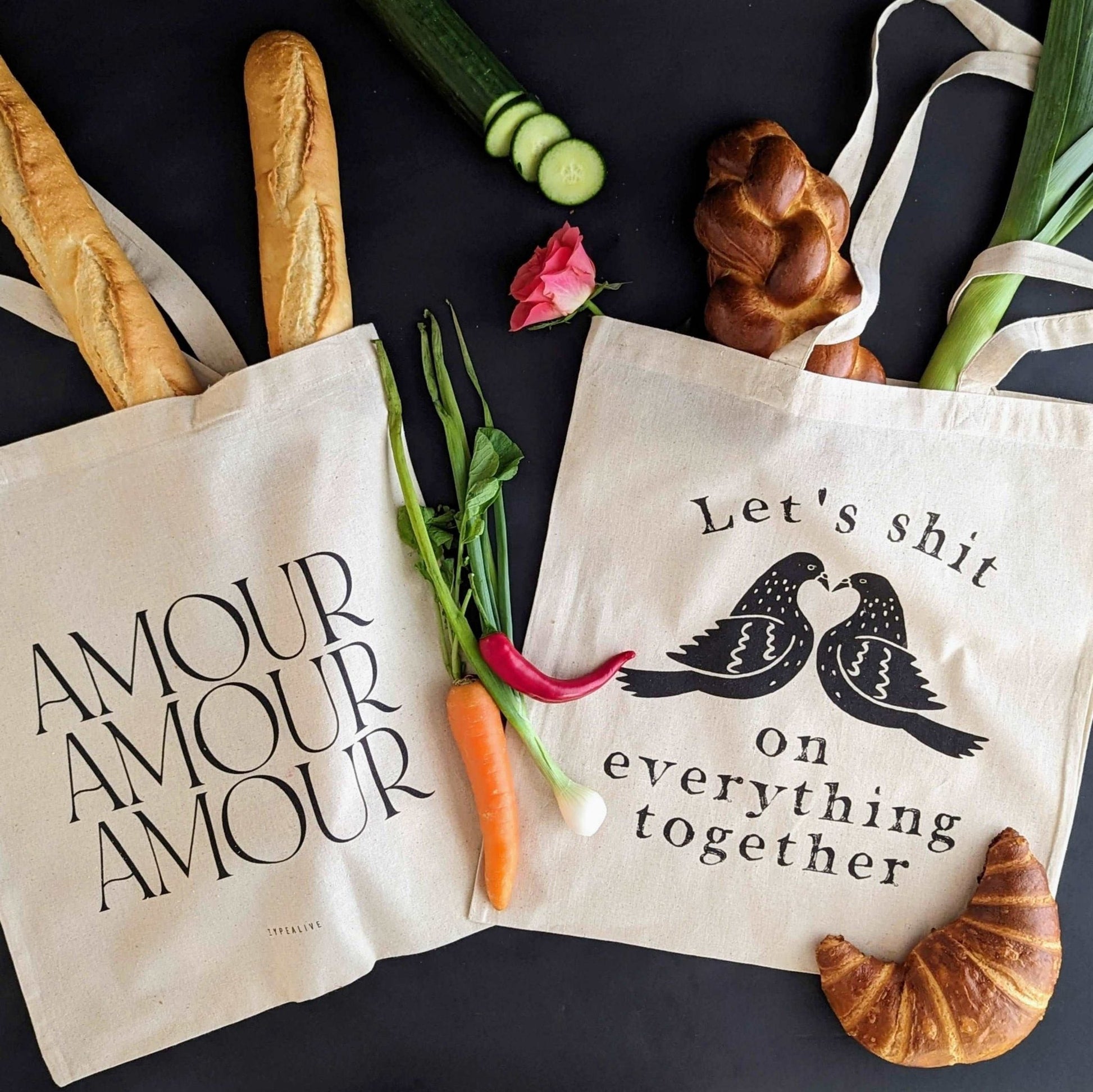 Tote Bag, Einkaufstasche aus Baumwolle beige, mit Schriftzug „Let's shit on everything together.“ – von Typealive