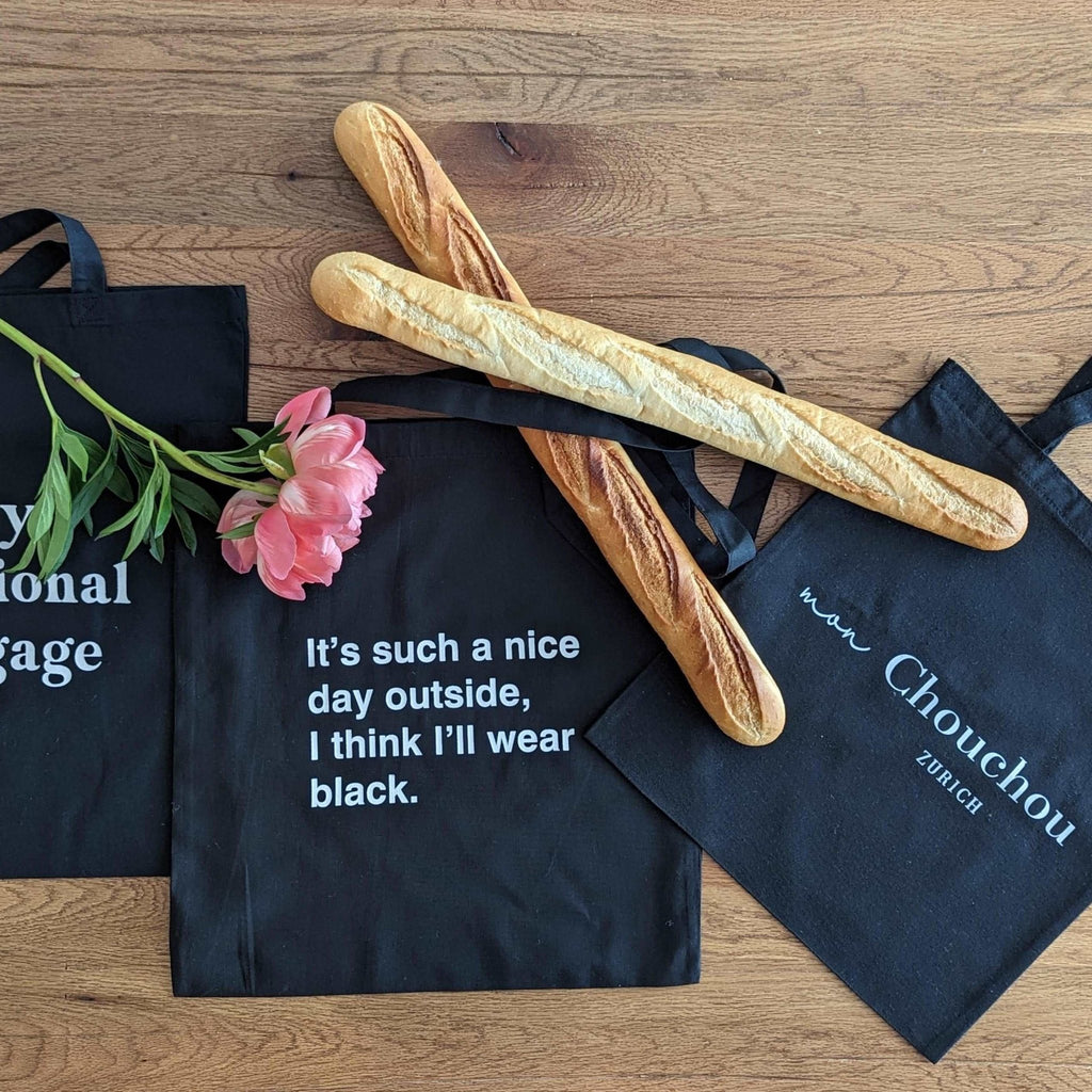 Tote Bag, Baumwolltasche schwarz, mit Schriftzug „It's such a nice day outside, I think I'll wear black.“ von Typealive