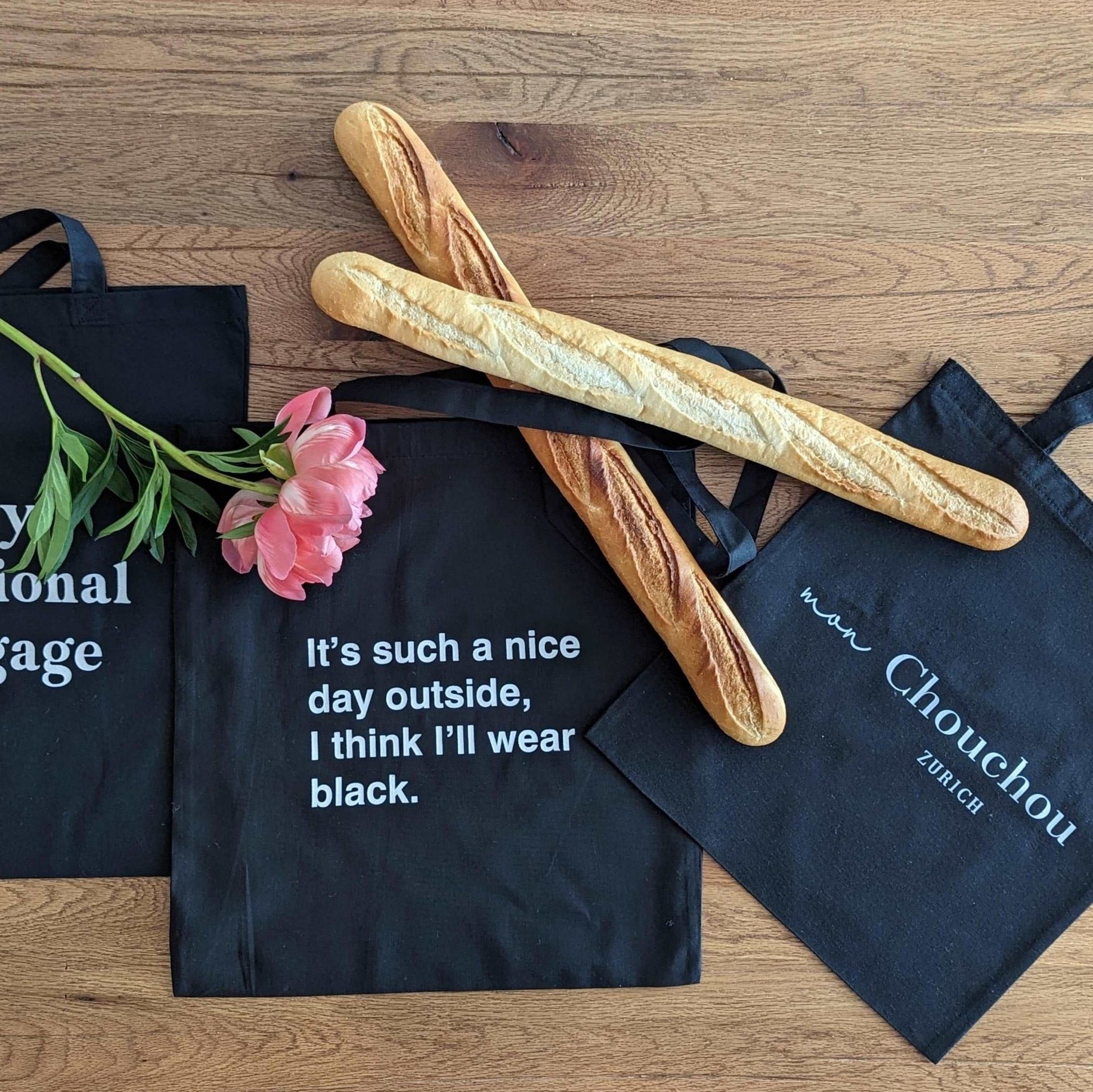 Tote Bag, Baumwolltasche schwarz, mit Schriftzug „It's such a nice day outside, I think I'll wear black.“ von Typealive