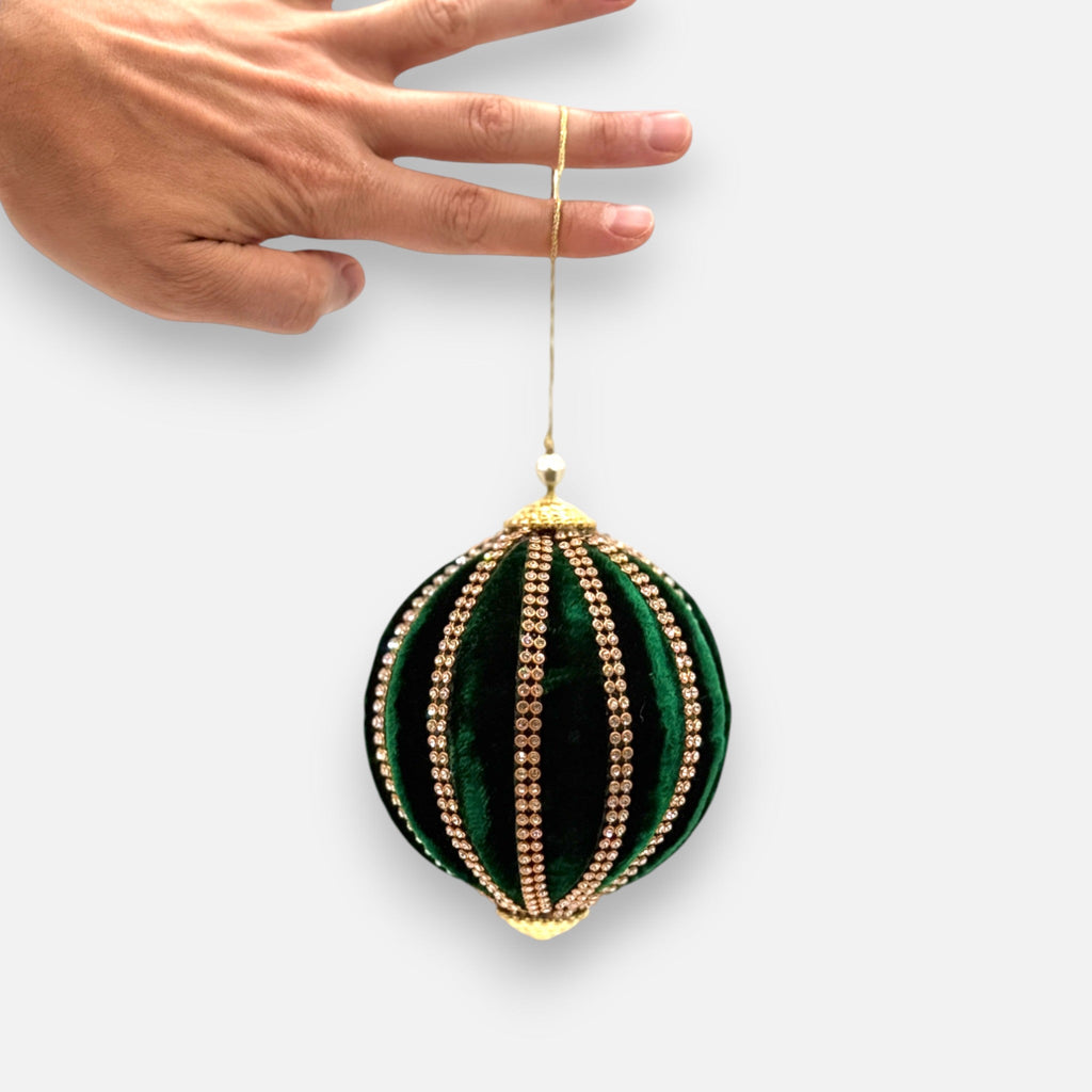 Weihnachtskugel aus Samt Grün mit Gold - Perlendekor, Ø 10cm, Weihnachten Dekoration von EDG