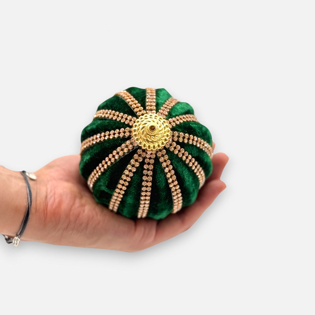 Weihnachtskugel aus Samt Grün mit Gold - Perlendekor, Ø 10cm, Weihnachten Dekoration von EDG
