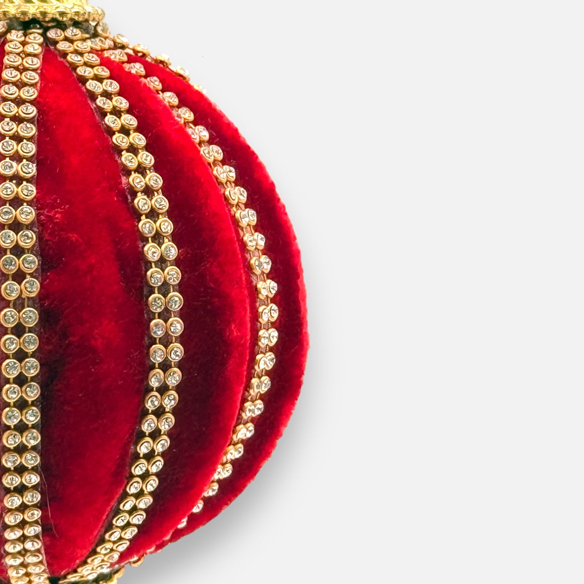 Weihnachtskugel aus Samt Rot mit Gold - Perlendekor, Ø 10cm, Weihnachten Dekoration von EDG